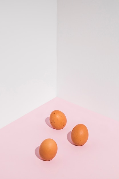 Tre uova di gallina marrone sul tavolo