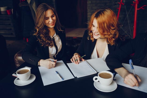 Free photo three businesswomen in a cafe