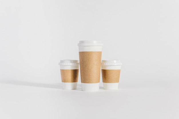 Foto gratuita tre tazze da caffè di diverse dimensioni