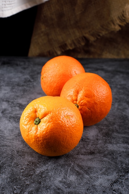 行の3つの新鮮なオレンジ。