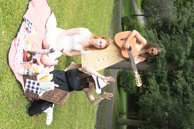 Foto gratuita tre amici che godono nel picnic