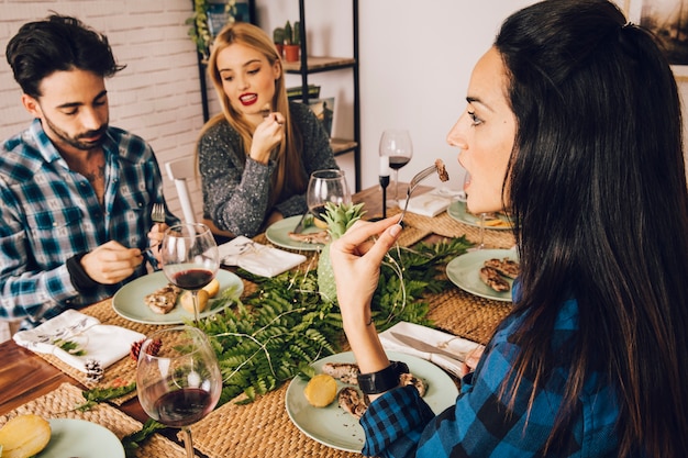 Foto gratuita tre amici che hanno una cena