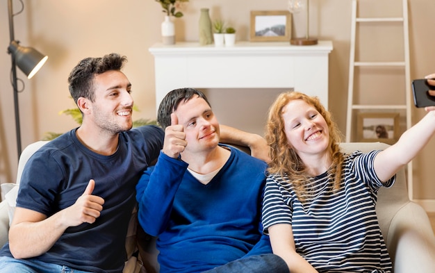 Tre amici a casa che fanno un selfie