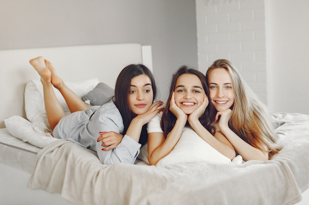 Три девушки устраивают пижамную вечеринку дома