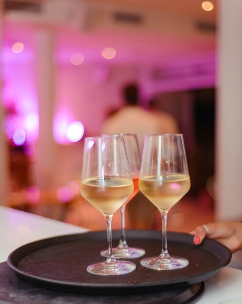 Три бокала белого вина Premium Фотографии