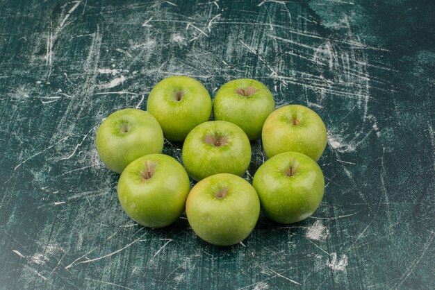 대리석 표면에 3 개의 녹색 사과입니다.