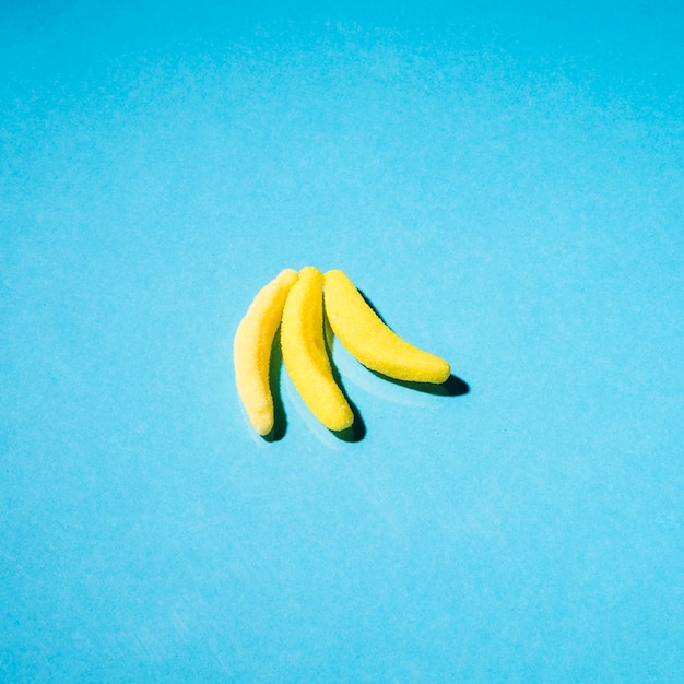 파란색 배경에 3 개의 구미 바나나 사탕