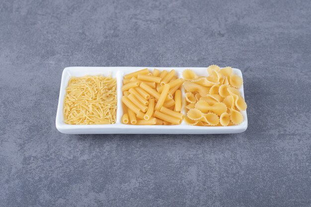 白いお皿に3種類の生パスタ。