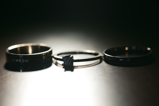 Три красивых обручальных кольца. Крупным планом
