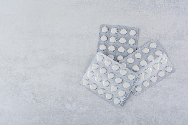 Tre confezioni di farmaci sulla superficie di marmo. foto di alta qualità