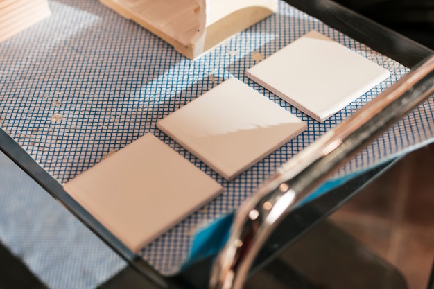 Бесплатное фото Три окрашенные керамические плитки на столе