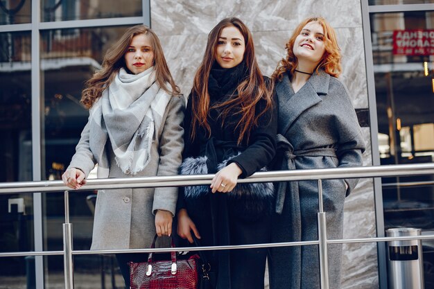 три красивые девушки в зимнем городе