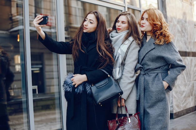 три красивые девушки в зимнем городе
