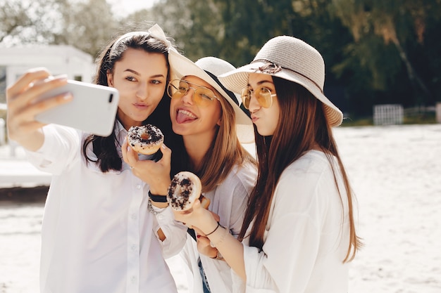 Free photo three pretty girls in a summer park