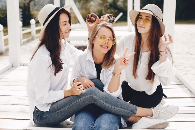 Три красивые девушки в летнем парке