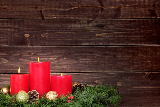 Foto gratuita candele di natale con fondo in legno