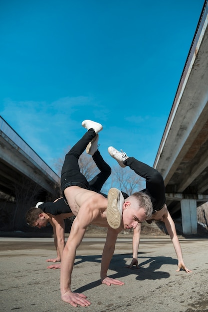 ダンス以外の3人の上半身裸のヒップホップパフォーマー