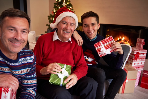 Free photo three smiling men in the living room