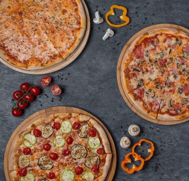 Три вида пиццы со смешанными ингредиентами