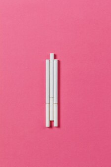 スタジオのテーブルに座って葉巻を吸う若い韓国人女性 無料の写真 スタジオのテーブルに座って葉巻を吸う若い韓国人女性 無料の写真