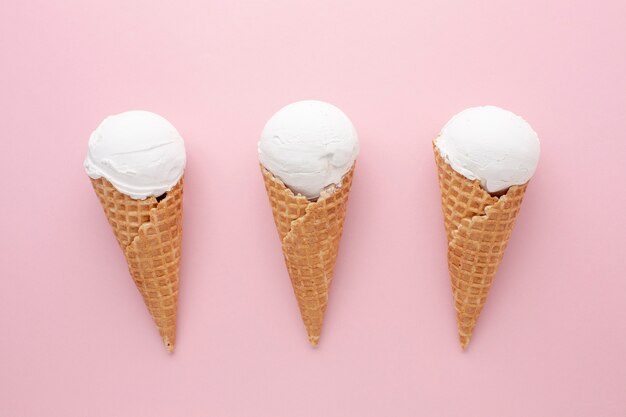 Три белых мороженое на столе