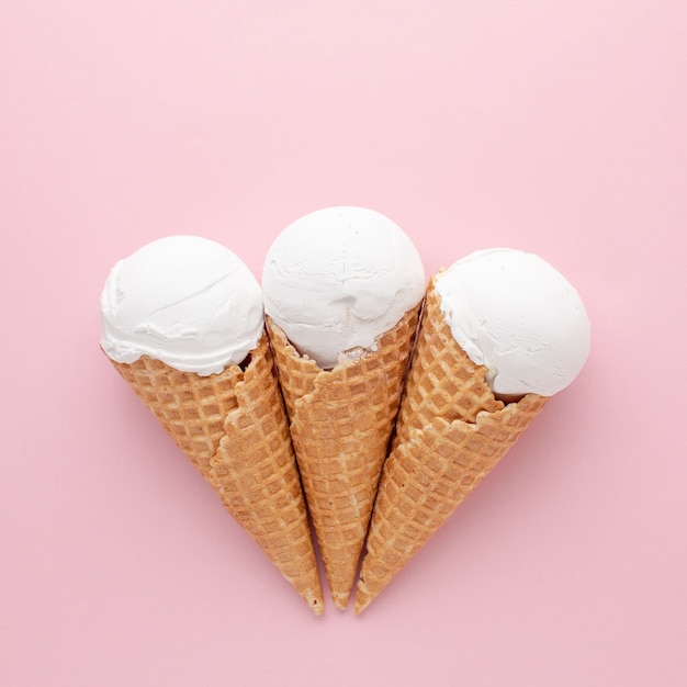 3つのホワイトアイスクリーム