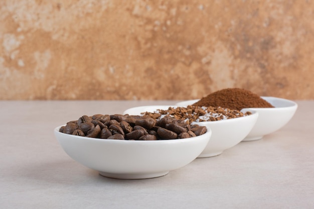 コーヒー豆とカカオパウダーでいっぱいの3つの白いプレート