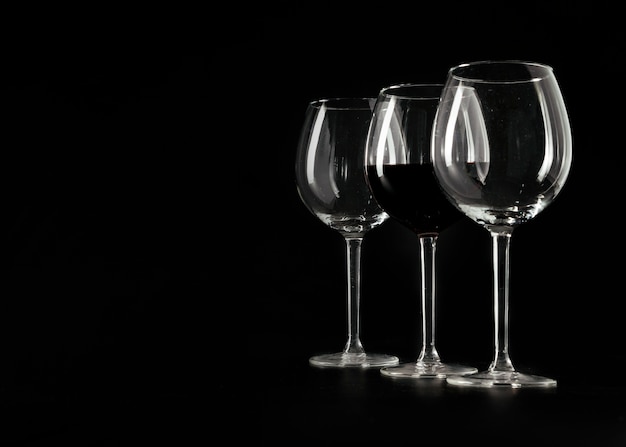 Foto gratuita tre bicchieri da vino nero