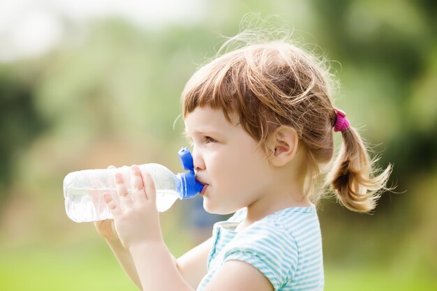 ボトルから飲む3歳の子供