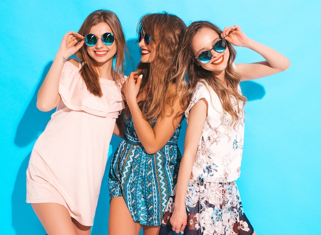 트렌디 한 여름 화려한 드레스에 세 젊은 아름 다운 웃는 여자. 선글라스 섹시 평온한 여성.