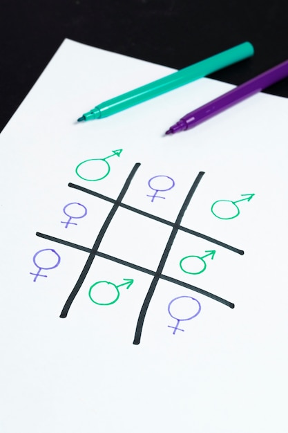 Gioco tic-tac-toe giocato con l'uguaglianza dei simboli di genere uomo e donna