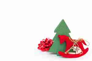 Бесплатное фото Галстук с рождественской елки и игрушек лошади на белом фоне
