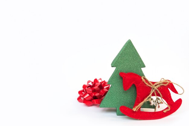 クリスマスツリーと白い背景の上のおもちゃの馬とネクタイ