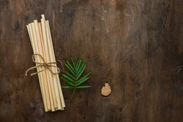 Связанные бамбуковые органические соломки