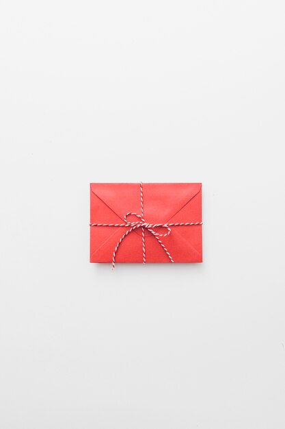 Завязанный красный конверт на столе