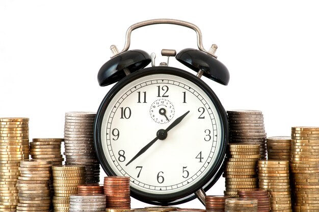 시간은 돈 개념 : 알람 시계와 많은 유로 동전