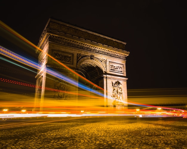 Замедленная съемка светлых троп вокруг Триумфальной арки в Париже, Франция.