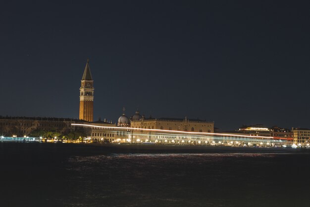 夜のイタリアヴェネツィアの運河のライトのタイムラプス撮影