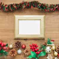 Foto gratuita orpelli e decorazioni per natale con cornice dorata