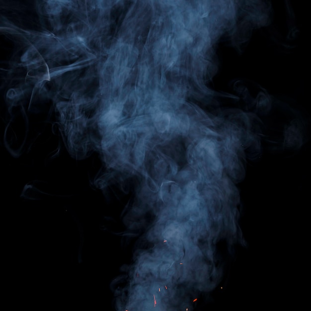 Тонированный дым распространяется на черном фоне