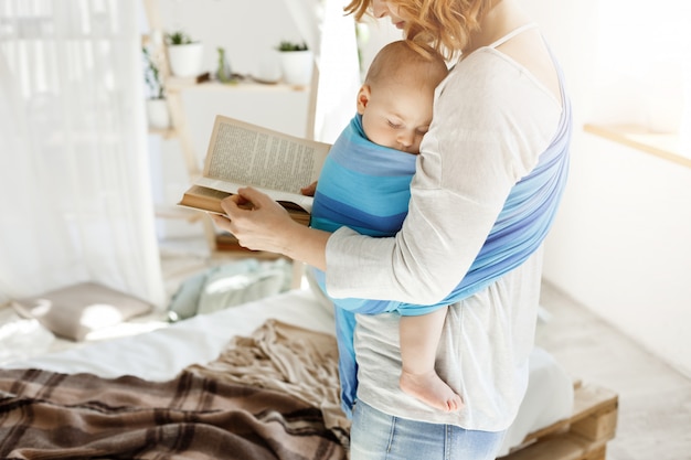 작은 달콤한 babyboy 어머니에 평화롭게 자