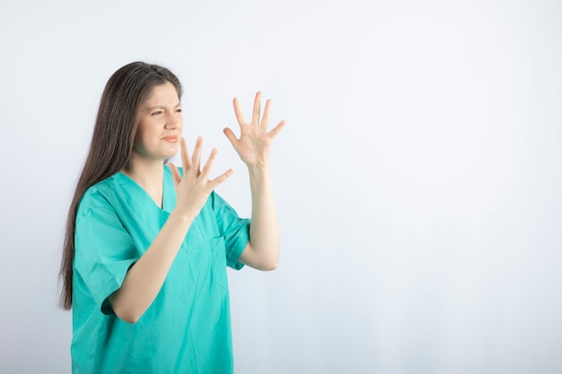 피곤하고 화난 간호사가 손짓을 합니다.