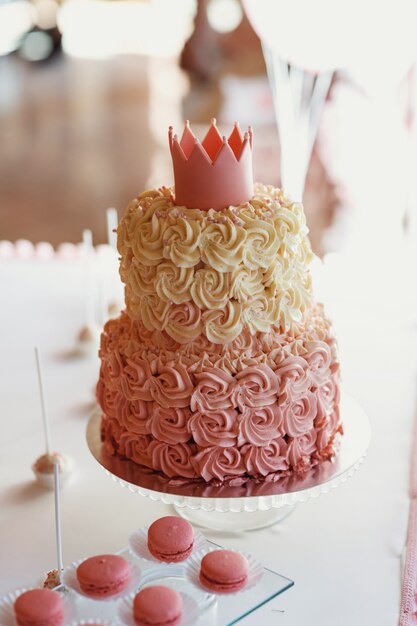 분홍색 유약으로 덮인 공주를위한 피곤한 생일 케이크