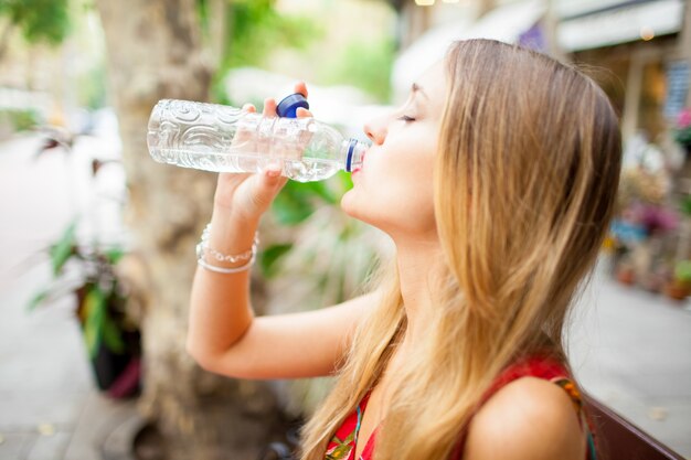 Усталая женская туристская питьевая вода на открытом воздухе