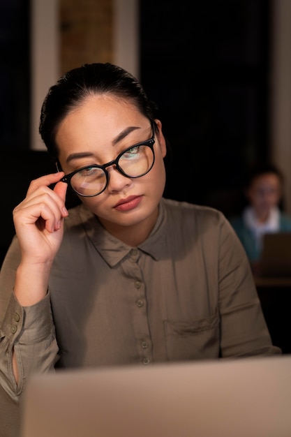 遅くまで働くオフィスで疲れた人々