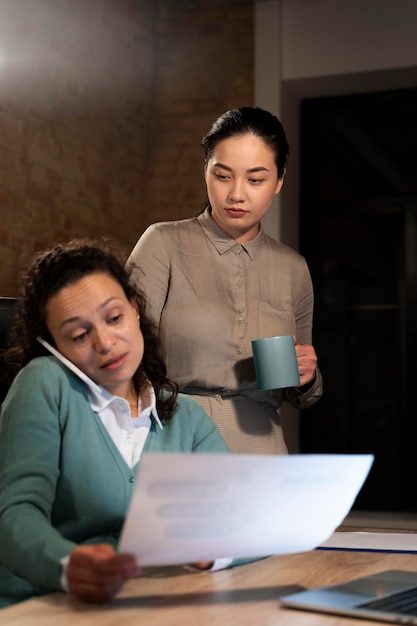 Persone stanche che lavorano fino a tardi in ufficio