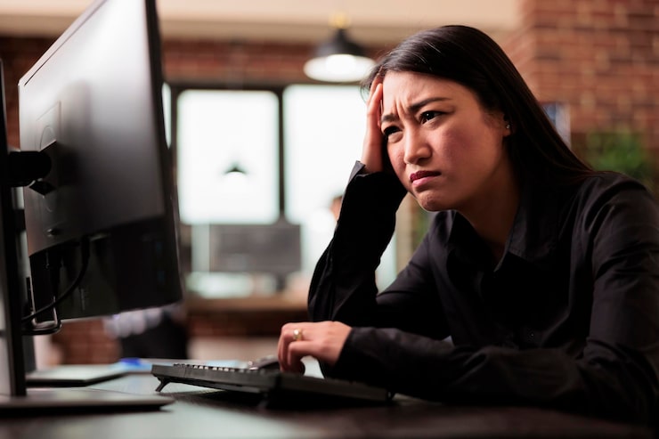 무료 Photo 피곤한 기술 엔지니어는 소프트웨어 개발 프로젝트의 요구 사항을 충족시키기 위해 고군분투하고 있었고, 과로의 스트레스를 느습니다. 코더는 ai 알고리즘을 작성하고 it 회사에서 책상에 앉아있었습니다.