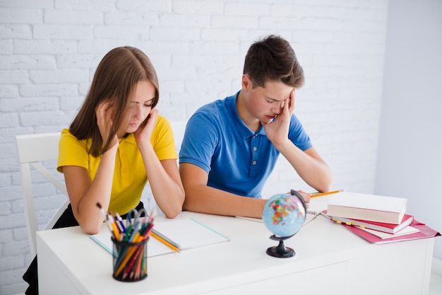 Foto gratuita adolescenti stanchi alla lezione