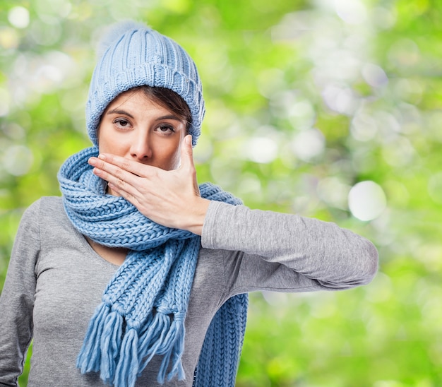 Stanco donna che indossa sciarpa e berretto