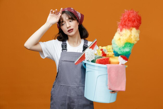 제복을 입은 지친 젊은 여성 청소부